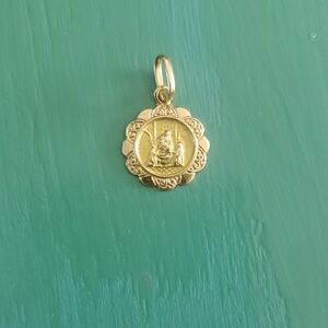 Gold 18kt Pendant with Intricate Design